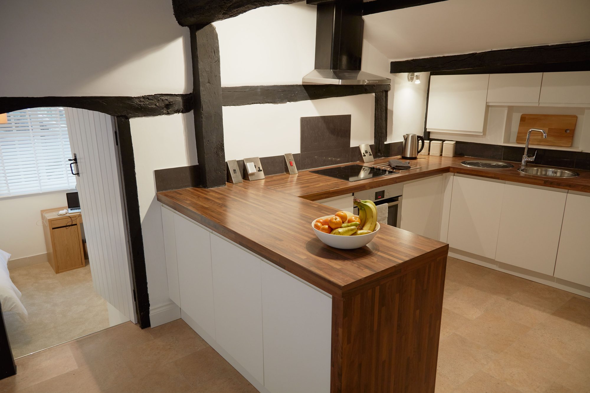 Kitchen counter with hob and butcher-block worktop